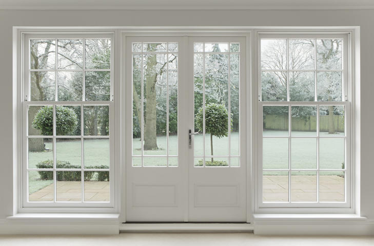 białe okna i drzwi tarasowe